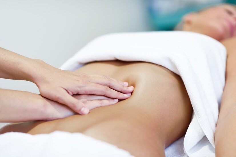 manos-masajear-abdomen-therapist-femenino-aplicar-presion-sobre-vientre_1139-1125